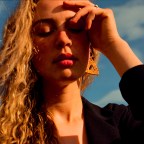 Sam Lynch “Off The Rails” – Deep Lyricism to the Sound of Folk